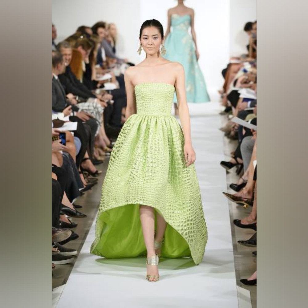 $7,000 OSCAR DE LA RENTA LIGHT GREEN HI LOW STRAPLESS TRAIN SILK GOWN US L - Picture 15 of 16